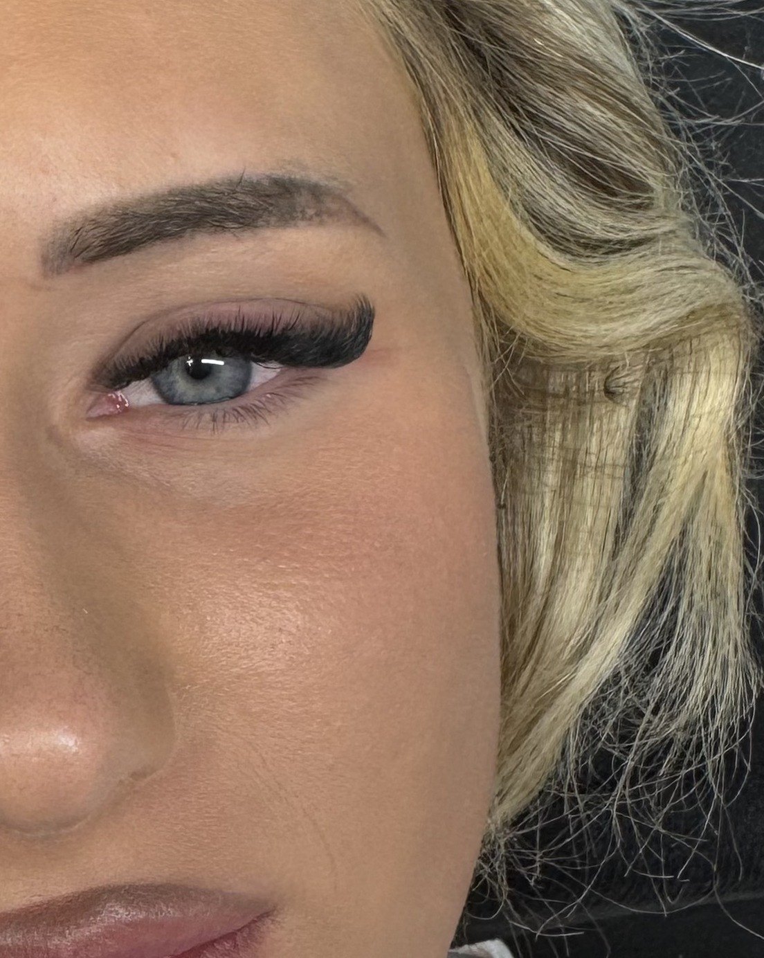 Wispy wimperset bij een klant met blond haar