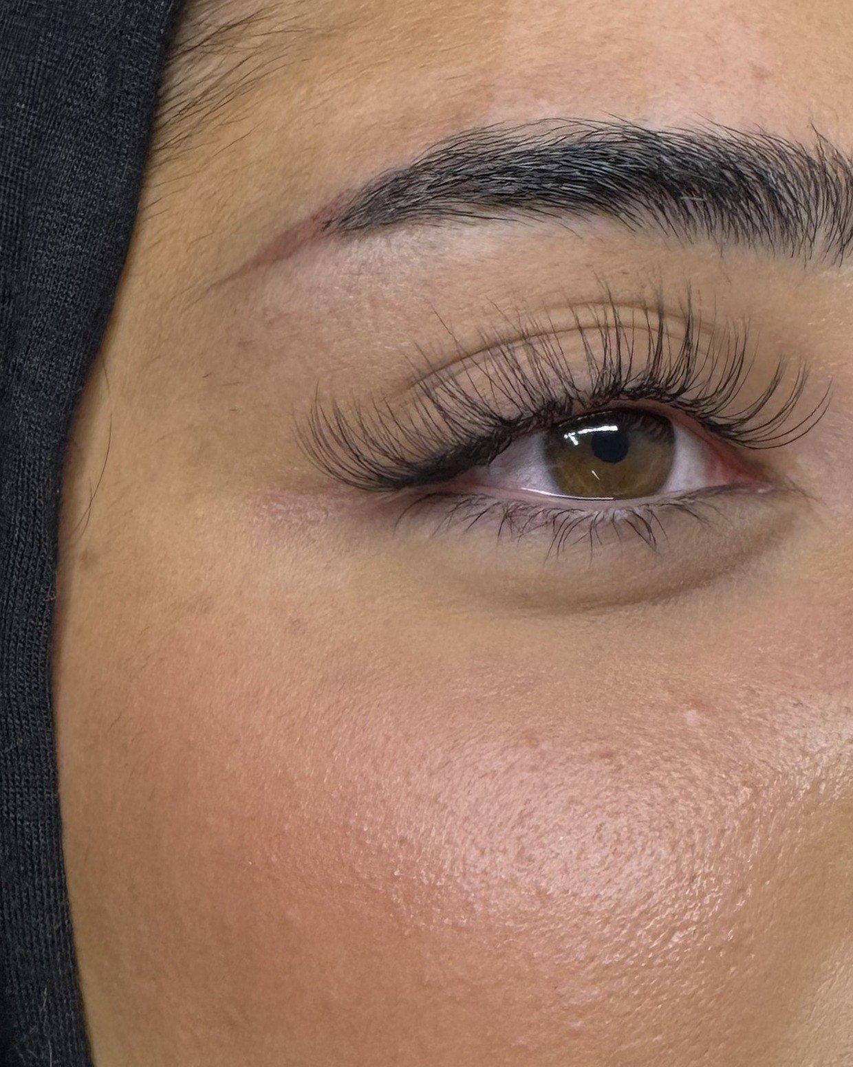 Wimperset bij een klant met een zwarte hoofddoek