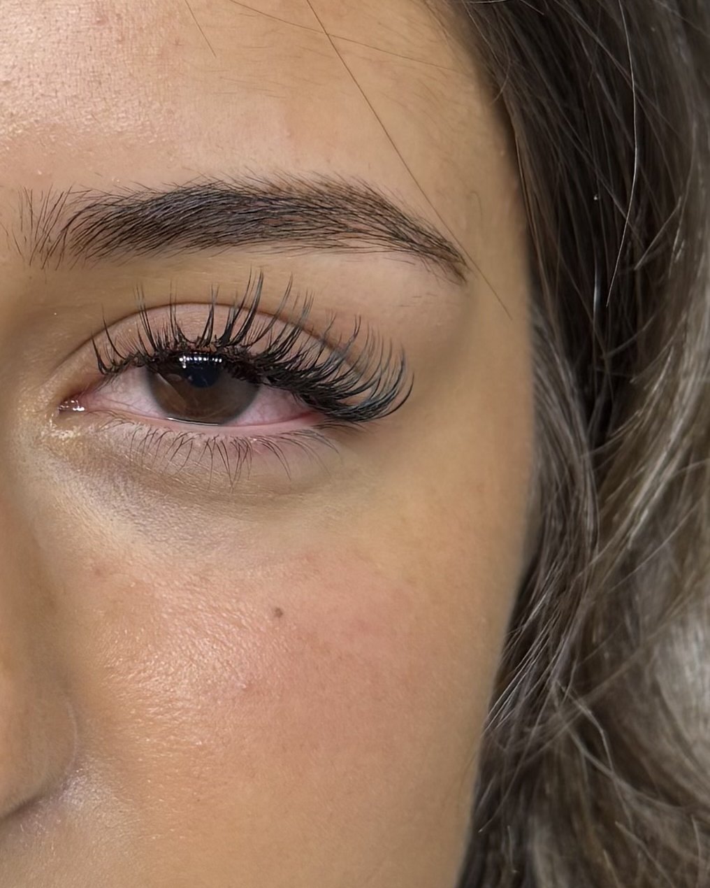 Halve close-up van een natuurlijke wimperset