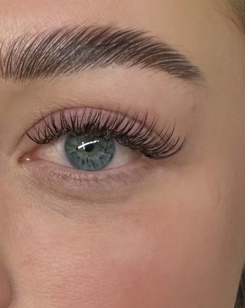 Wimperset met luchtige wenkbrauw bij blauwe ogen