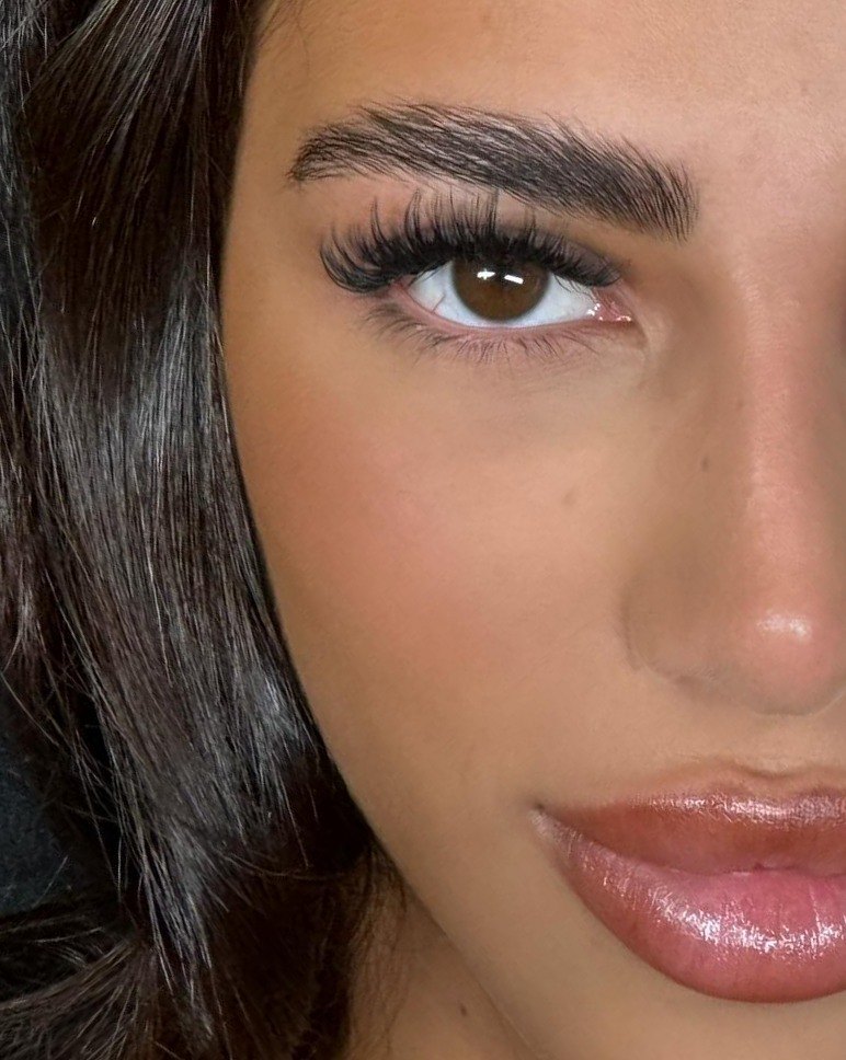 Klant met een volle wimperset en glossy lippen