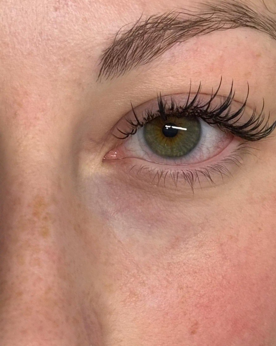 Extreme close-up van een wimperset bij groene ogen