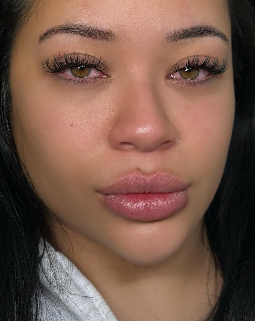 Wet set wimperextensions bij een klant met lang donker haar