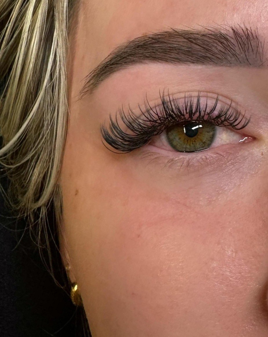 Close-up van een wet set met verzorgde wenkbrauw bij een blonde klant